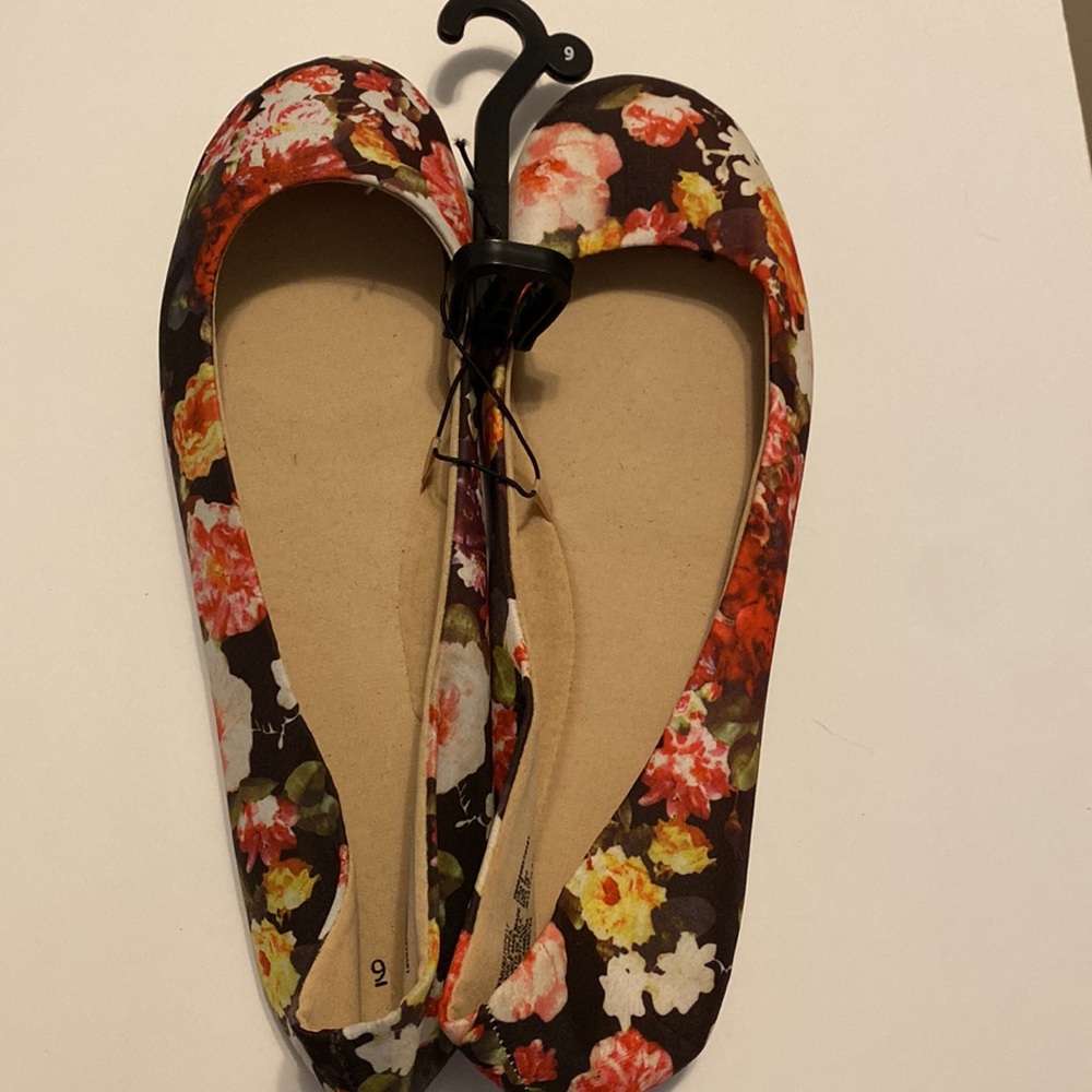 Woman’s black summer floral flats. NWT Never worn. Super cute!